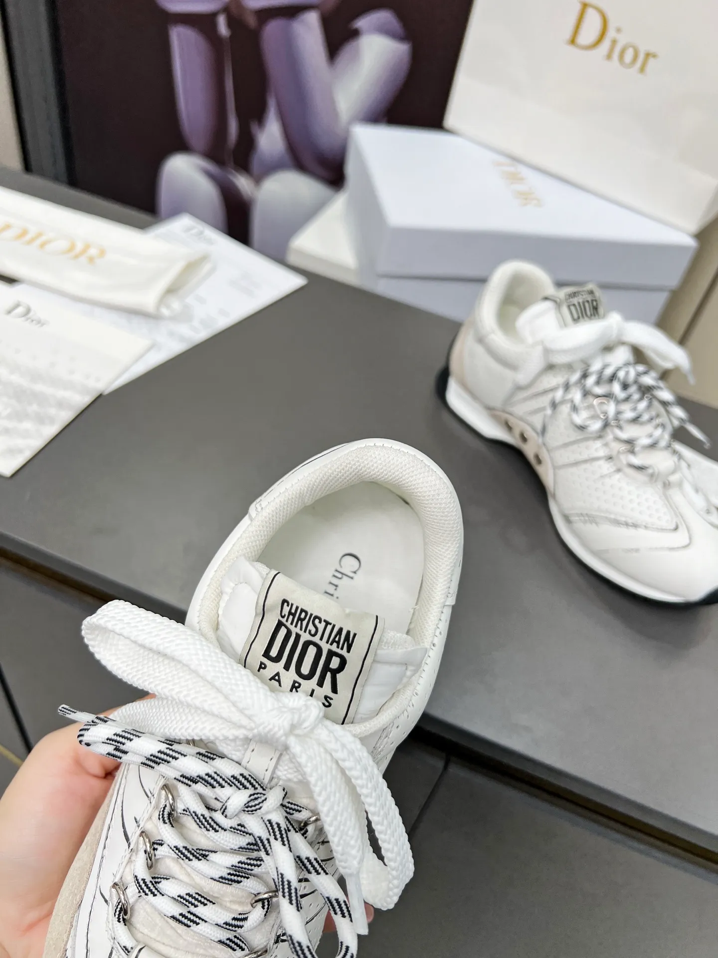 White men's shoes💰540 This D-Sketch sneaker is a new product of the 2025 spring and summer ready-to-wear series❤️‍🔥❤️‍🔥❤️‍🔥❤️‍🔥, highlighting the classic retro aesthetics. Crafted from gold-toned crinkled sheepskin and gold-toned laminated calfskin 🌹🌹🌹, it features beige suede calfskin panels and double laces. The side is decorated with a handwritten Christian Dior Men's Shoes 💰aris logo🎆🎆🎆, while the heel and tongue are embellished with Christian Dior Men's Shoes 💰aris logo panels and plaques. Paired with two-color thin rubber soles, they look more refined. Size: 35~41 (men’s model is currently available). Color: black, white, gold, silver.